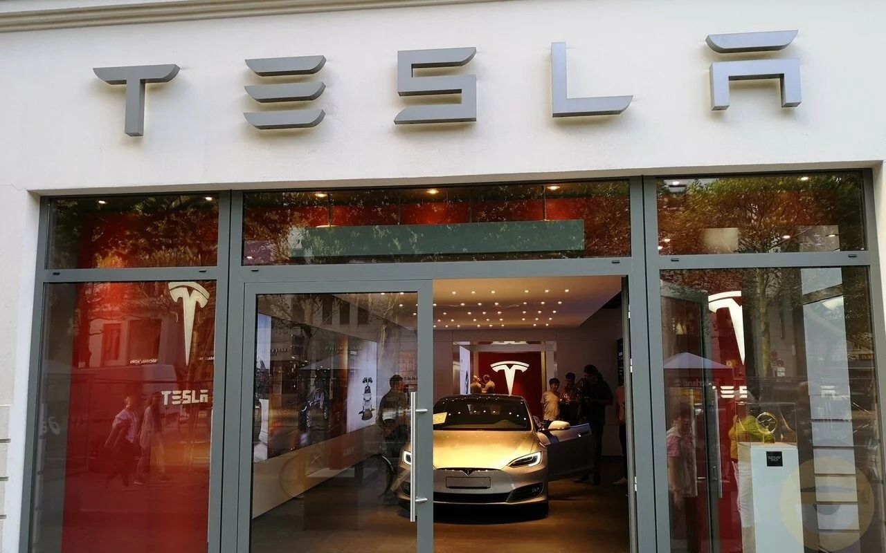 Η Tesla θα επιτρέπει την παραμετροποίηση της κόρνας και του ήχου που θα κάνουν τα αυτοκίνητα της όταν κινούνται με χαμηλή ταχύτητα